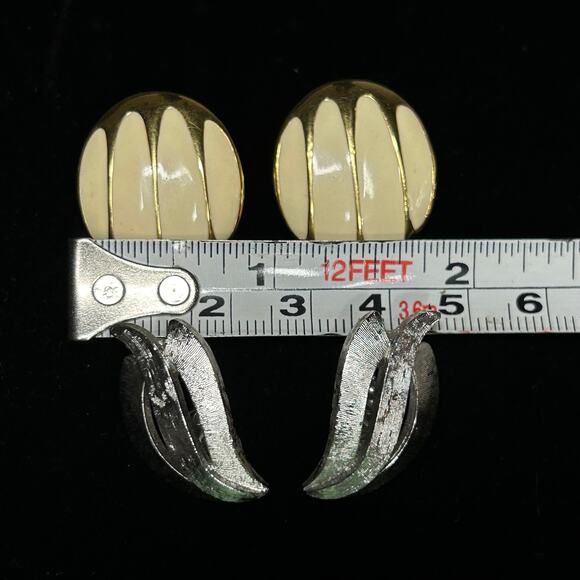Lot of 2 Goldtone and Cream + Silvertone Clip on Monet Earrings - Picture 4 of 9